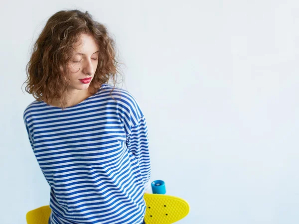 Krásná dívka s skateboard — Stock fotografie