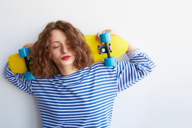 Genç kadın holding sarı kaykay