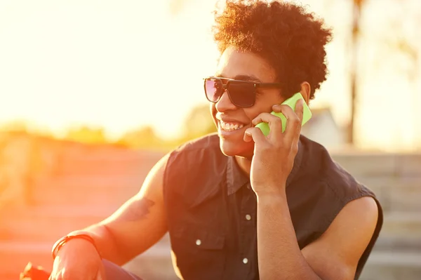 Щасливий чоловік розмовляє по мобільному телефону — стокове фото