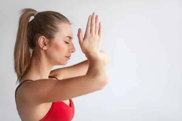 Morena meditando con las manos juntas — Foto de Stock