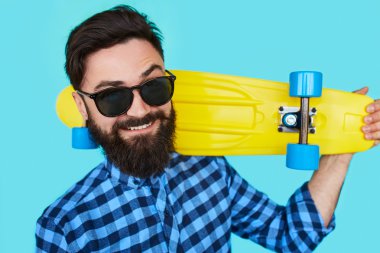 Genç hipster adam bir kaykay ile