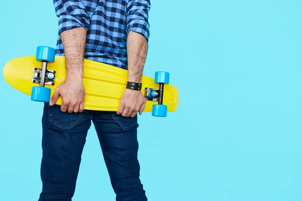 Hipster, trzymając jego skateboard — Zdjęcie stockowe