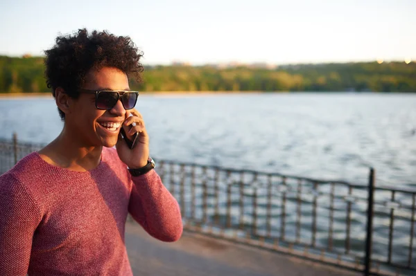 Cep telefonu üzerinde konuşurken genç siyah adam — Stok fotoğraf