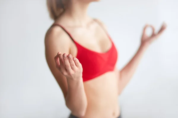 Geste de la main de la femme faisant du yoga — Photo