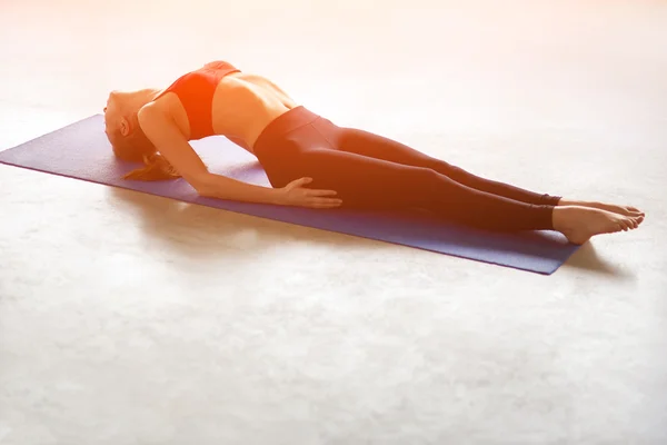 Mujer bastante joven haciendo yoga — Foto de Stock