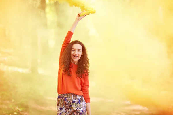 Ung kvinna med färgglada pulver cloud — Stockfoto