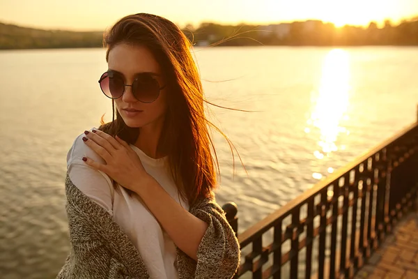 Mulher triste preocupado com o pôr do sol fundo — Fotografia de Stock