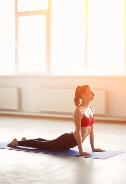 Jonge vrouw die yoga beoefent — Stockfoto