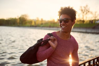 Afrika kökenli Amerikalı adam kameraya bakan eğitimden sonra