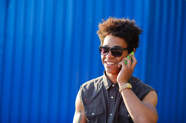 Feliz jovem negro africano com telefone celular tendo conversa no celular — Fotografia de Stock