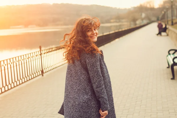 Felice donna in sovrappeso a piedi Foto Stock