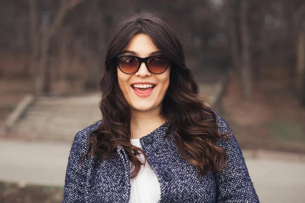 Retrato de una hermosa chica sonriente en gafas de sol —  Fotos de Stock