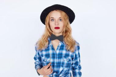 Mavi gömlekli kırmızı dudaklar ile şık güzel genç kadın modeli