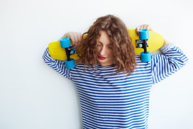 Moda yaşam tarzı, kaykay ile güzel genç kadın