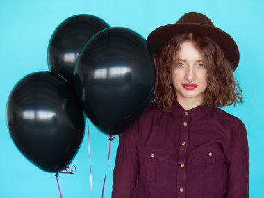 Şehvetli şık genç kadın witn siyah balon