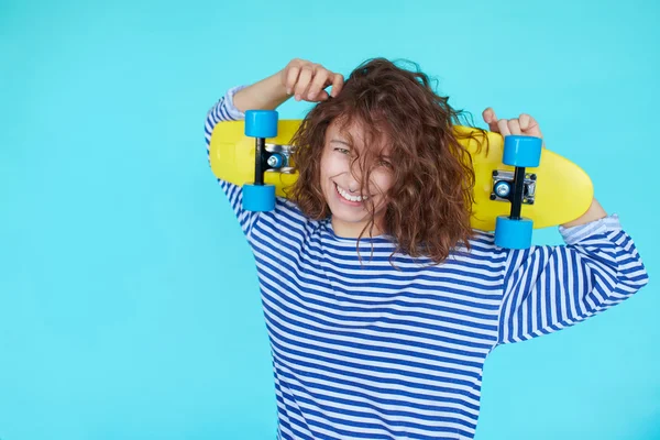 Vrouw schaatser. Meisje met skateboard — Stockfoto