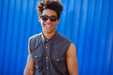 Genç Afrikalı Amerikalı bir adamın portresi.