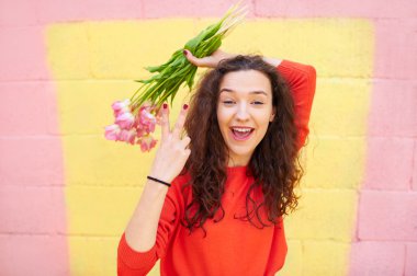 Renkli arka plan üzerinde güzel kız göster: iki parmak