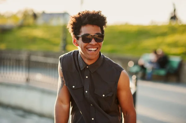 Adolescente Garoto sorrindo Em Urbano Definir em fundo azul — Fotografia de Stock