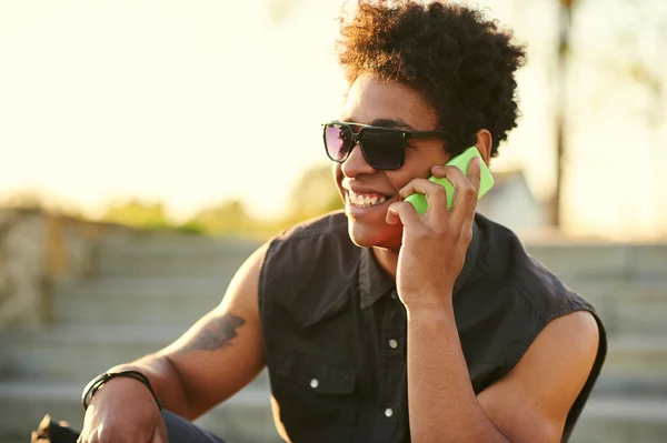 밖에 서 휴대 전화를 사용 하 여 행복 한 젊은 남자의 측면 초상화. — 스톡 사진
