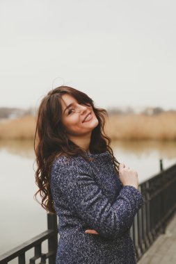 Portre yakın çekim genç güzel esmer kadın