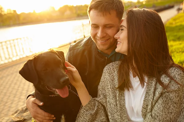 Lifestyle, gelukkige familie rust op picknick in het park met een hond — Stockfoto