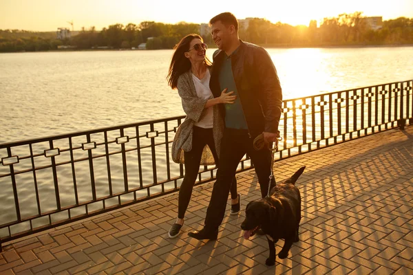 幸せなカップルの歩く犬の完全な長さ — ストック写真