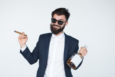 puro sigara ve viski içme adam