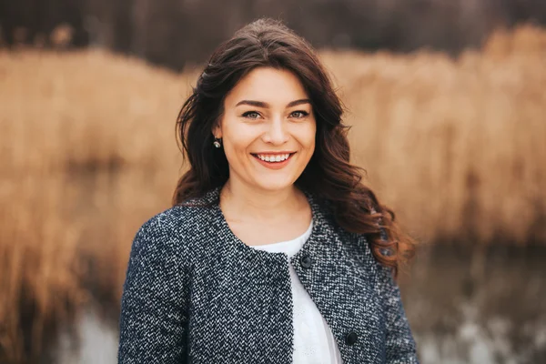 Jovem mulher sorrindo — Fotografia de Stock