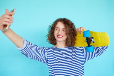 kaykay ile genç kadın