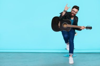 gitar ile mutlu adam