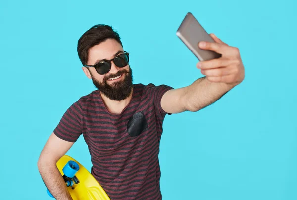 Berjenggot hipster manusia membuat selfie — Stok Foto