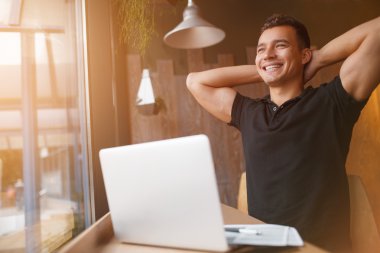 Adam tutuşup başının arkasında