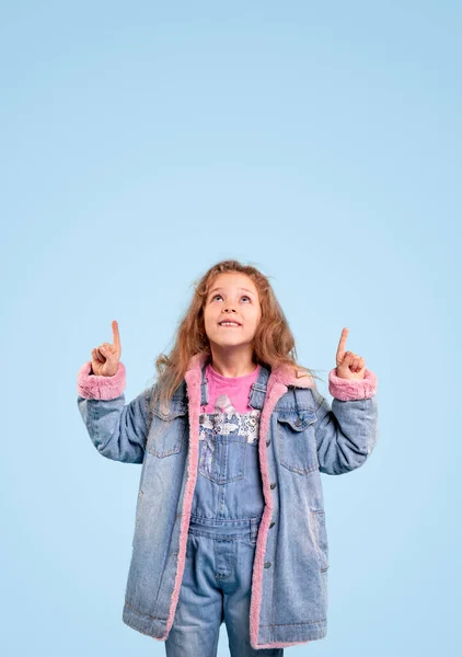 Stijlvol meisje in denim outfit wijzen omhoog — Stockfoto