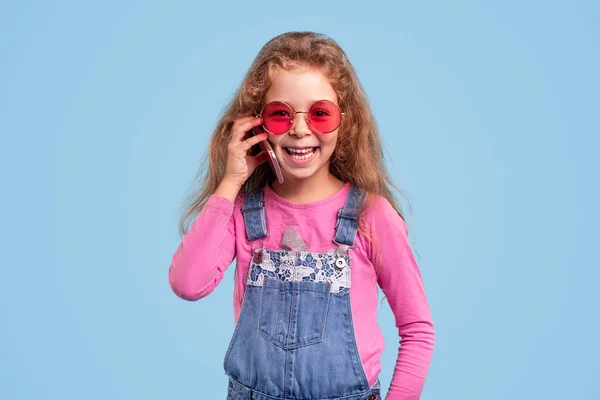 Menina elegante com óculos de sol e smartphone — Fotografia de Stock