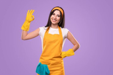 Mutlu hizmetçi gülümsüyor.