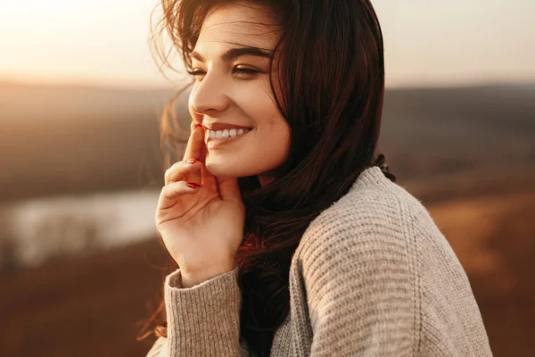 Щаслива молода жінка насолоджується заходом сонця в природі — стокове фото