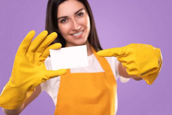 Freundliches Dienstmädchen zeigt leere Karte — Stockfoto