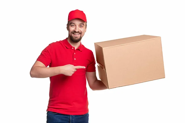 Homem de entrega alegre apontando para a caixa — Fotografia de Stock