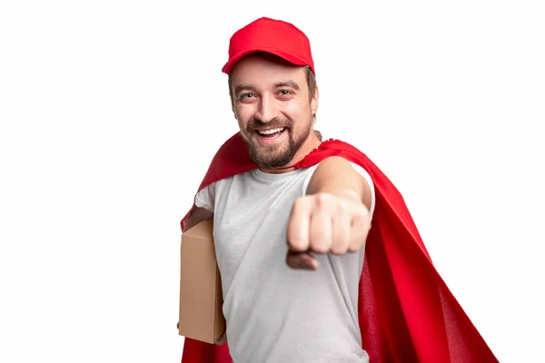 Super-herói alegre sorrindo enquanto entrega o pacote — Fotografia de Stock