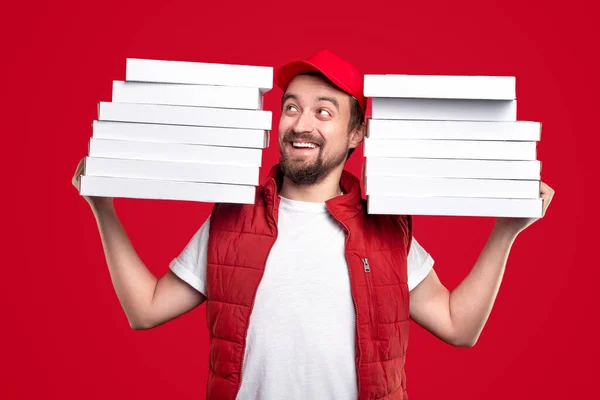 Homem de entrega feliz com caixas de pizza — Fotografia de Stock