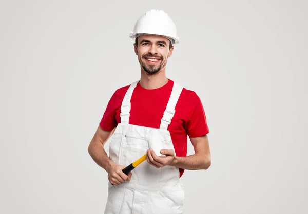 Glücklicher Reparateur mit Hammer blickt in Kamera — Stockfoto