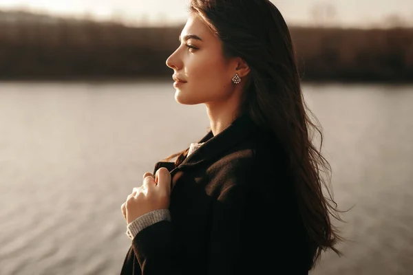 Dromerige stijlvolle vrouw in de buurt van het meer — Stockfoto