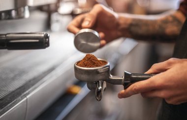 Kahvede kahve yapan ekin kahvecisi