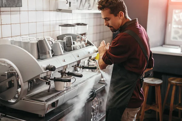 Varón barista preparando café en la cafetería — Foto de Stock