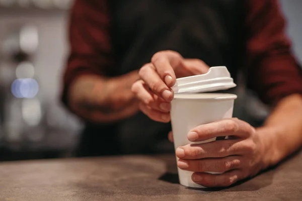 Barista felszolgáló elvitelre kávét a pultnál — Stock Fotó