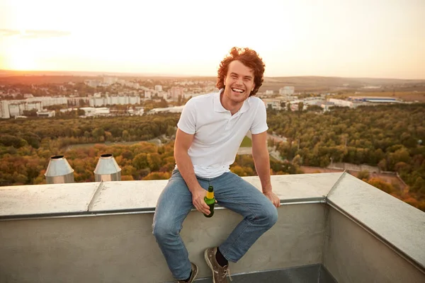 옥상에서 맥주를 든 쾌활 한 남자 — 스톡 사진