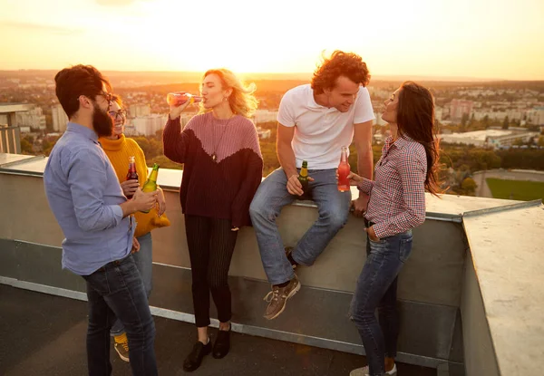 Різноманітні друзі розмовляють під час вечірки на даху — стокове фото