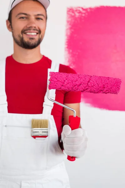 Trabajador feliz con rodillo de pintura — Foto de Stock