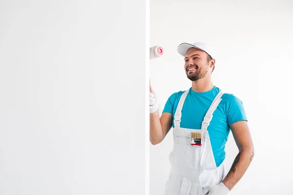 Fröhliche männliche Arbeiter malen Wand — Stockfoto